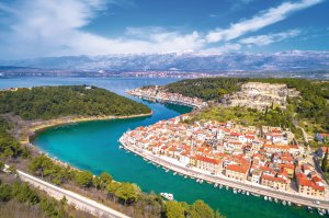 &copy; Shutterstock/xbrchx